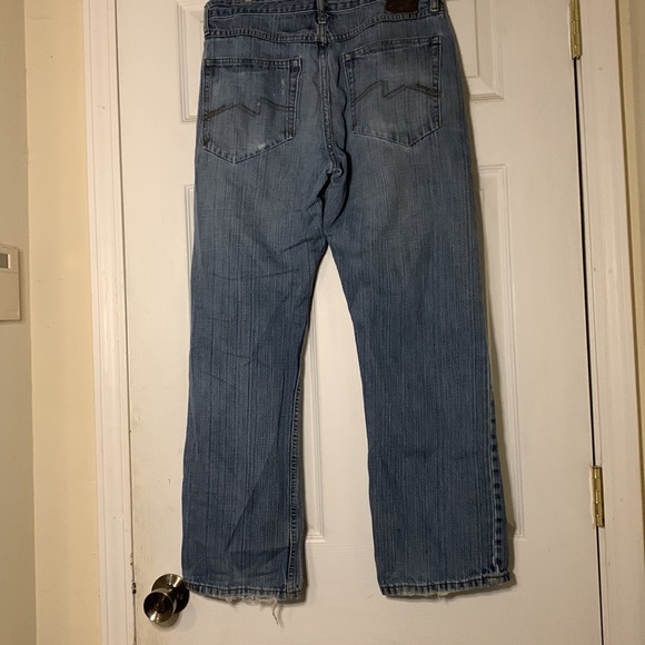 Wrangler straight fit distressed jeans 32x29 perfectly worn in for comfort. - Picture 4 of 5